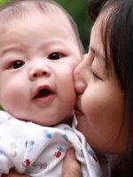 Bébé ne reconnaît pas les mots, mais plutôt le timbre de la voix