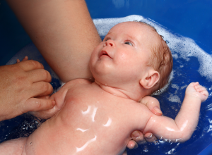 Comment bien tenir bébé dans le bain