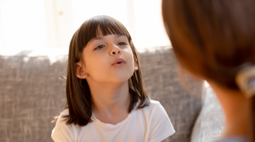 Enfant qui bégaie.