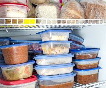 Aliments congelés placés dans un congélateur