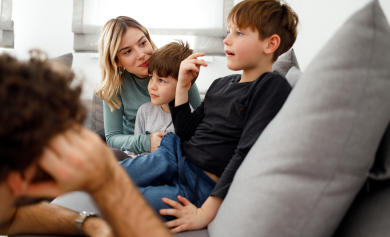 Enfant qui raconte à ses parents un événement qu’il a vécu