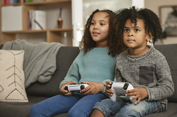 Enfants qui jouent aux jeux vidéo
