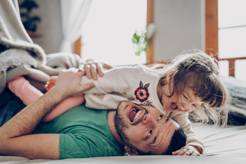 Papa qui fait des jeux de bataile avec son enfant Papa qui fait des jeux de bataile avec son enfant