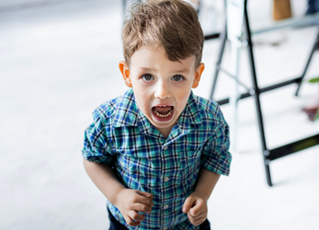 Enfant qui présente un comportement agressif