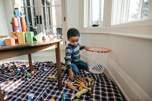 Enfant qui range ses jouets