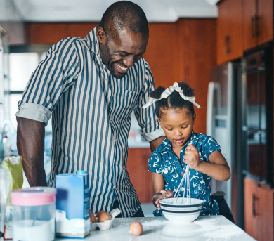 Enfant qui aide son père à cuisiner. Sa tâche est de brasser.