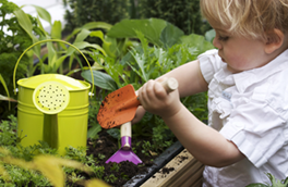 Jeune enfant en train de jardiner