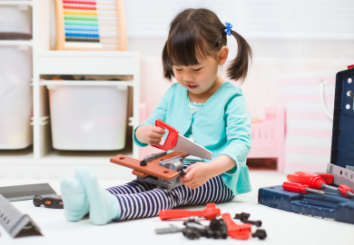 Petite fille qui joue avec des outils