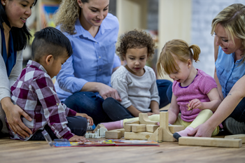 Parents qui participent à une activité à la maternelle 4 ans