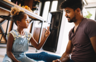 Parent qui parle avec son enfant de l’importance de l’honnêteté 