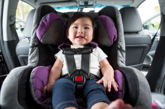 Bébé d’environ 1 an assis dans un siège d’auto tourné vers l’arrière Bébé d’environ 1 an assis dans un siège d’auto tourné vers l’arrière