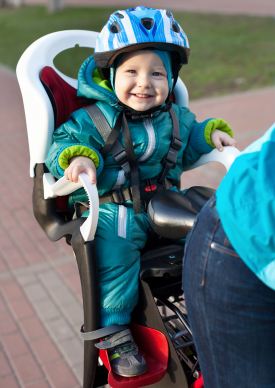 Enfant d’environ 1 an assis dans un siège de vélo derrière son parent Enfant d’environ 1 an assis dans un siège de vélo derrière son parent