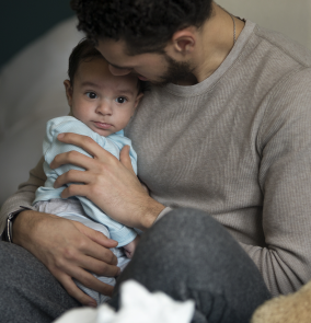 Père qui réconforte son bébé
