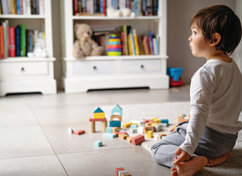 Enfant seul qui s’ennuie Enfant seul qui s’ennuie