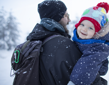 Papa dehors en hiver avec son bébé