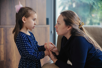 Une maman discute avec sa petite fille Une maman discute avec sa petite fille