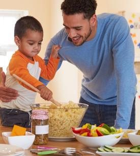 Cuisiner aide l’enfant à découvrir les aliments