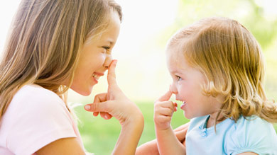Les jeunes enfants imitent sans se poser de questions