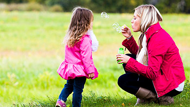 Jouer avec son enfant calme maman