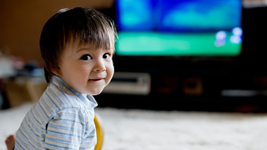 Trop de télévision en bas âge réduirait les habiletés des enfants à l’école