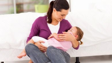Chanter des berceuses pour calmer la douleur de bébé  