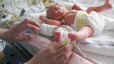 Prématuré: chanter, bénéfique pour bébé et maman