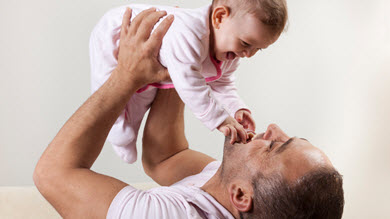 Père: la quantité de temps passé avec bébé importerait autant que la qualité