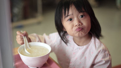 Caprices alimentaires: des réactions différentes selon les enfants
