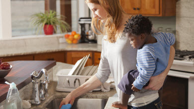 Être parent: plus stressant pour les mères