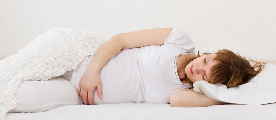 Grossesse: pourquoi serait-il mieux de dormir sur le côté?