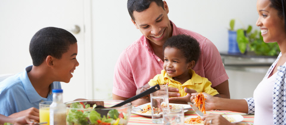 Manger en famille: des bienfaits à long terme