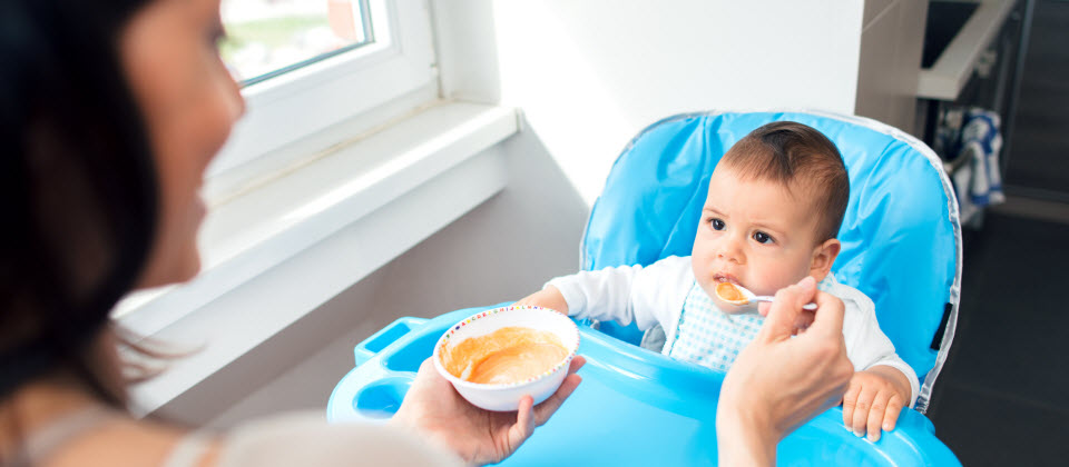 Les parents introduisent-ils trop tôt les aliments solides?