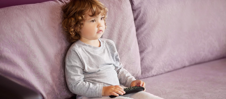Trop de télévision à 2 ans nuirait à l’adolescence 