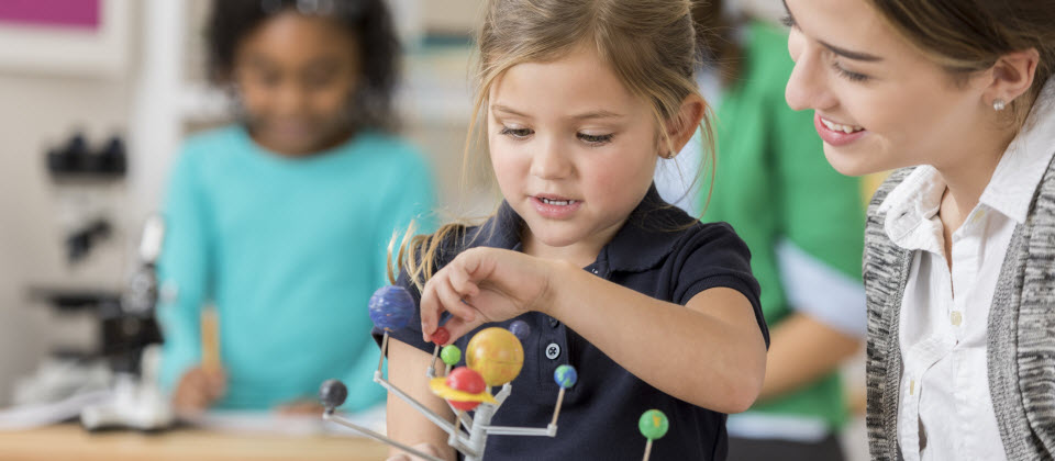 Plus d'enfants dessinent des femmes de science qu'auparavant