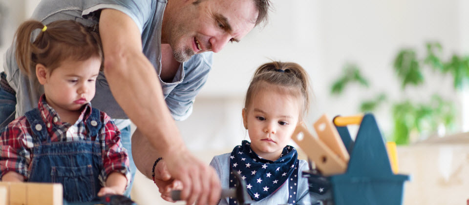 Entraide: les tout-petits imiteraient les adultes 