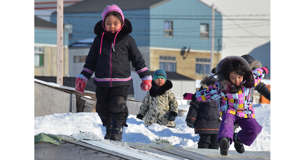Portrait de parents inuits au Nunavik