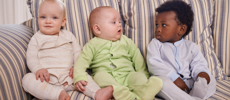 Les bébés aiment écouter les autres bébés!