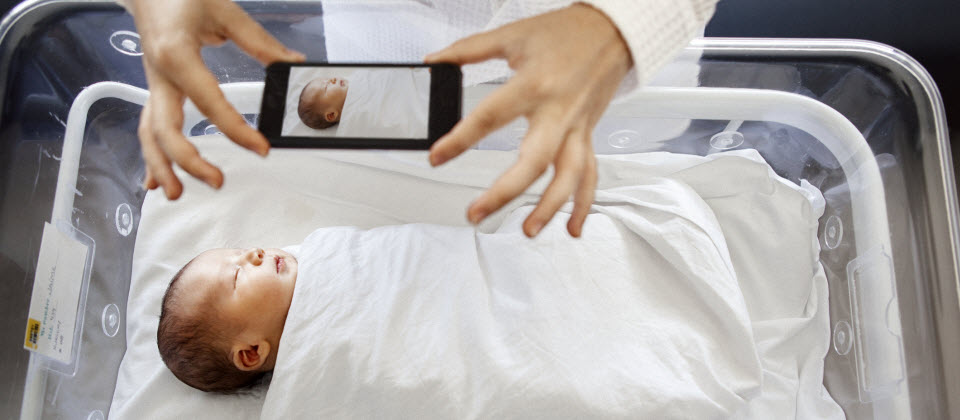 En manchettes: empreinte numérique, partage de la chambre et dépression postpartum