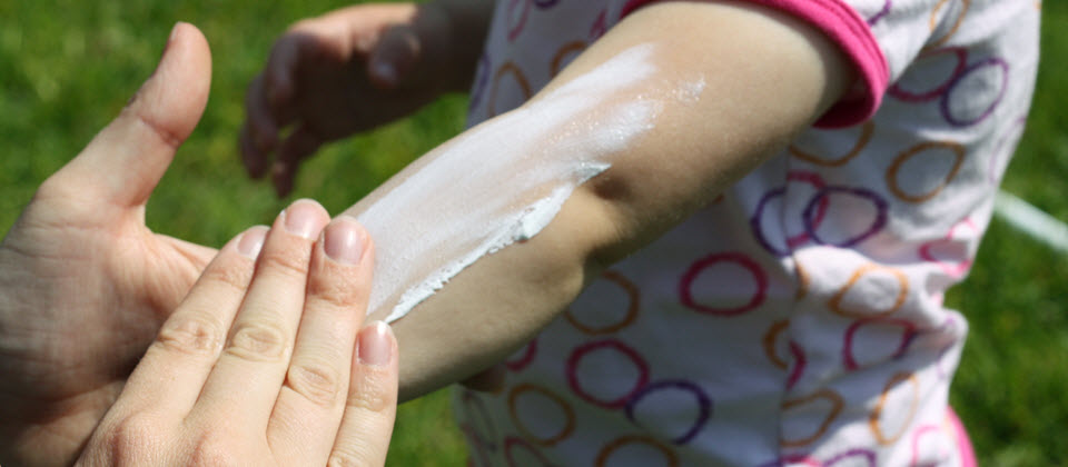 En manchettes: protection solaire, dépression des pères et lecture en famille