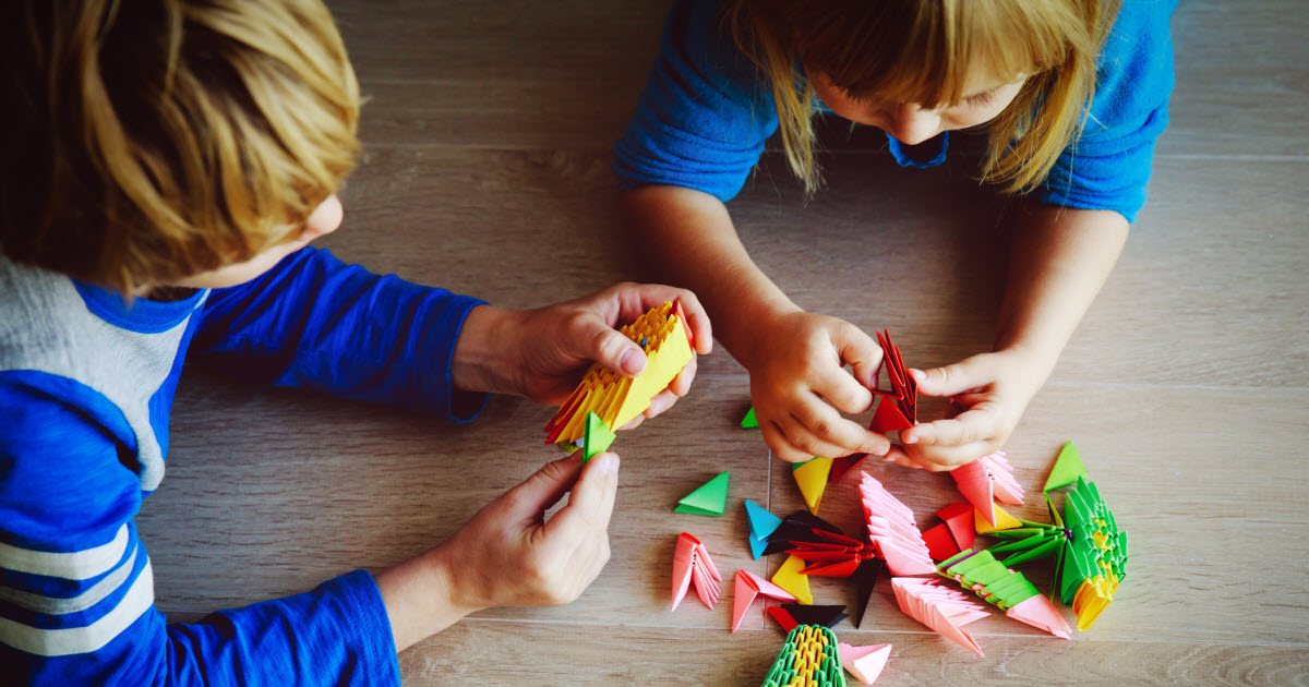 En manchettes: Guide Jouets - Filles et maths - Pannes d'électricité et aide sociale