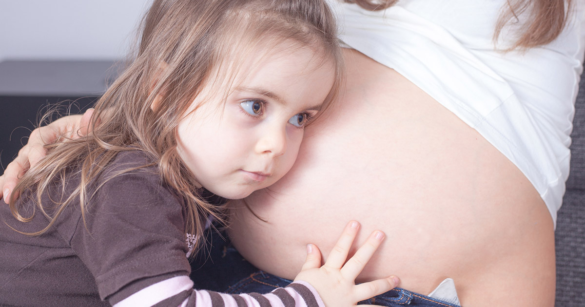COVID-19 et accouchement: quoi faire avec les autres enfants?