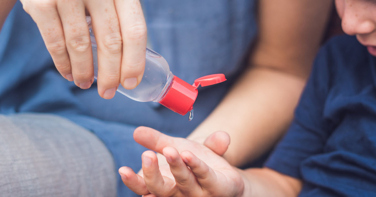 En manchettes – COVID-19:  Désinfectant pour les mains - Jeu libre - Collaboration des enfants - Initiatives pour parents