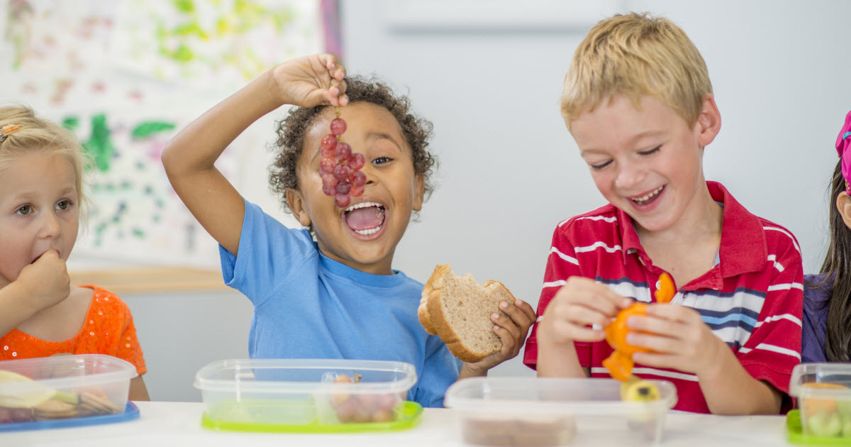En manchettes: Boîte à lunch à la maternelle - Données personnelles des enfants - Fumée secondaire