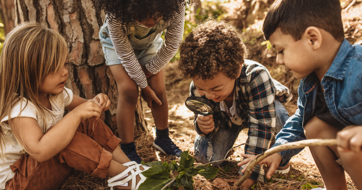 En manchettes: Apprendre avec la nature – Poupées très minces – Vouloir faire partie du groupe