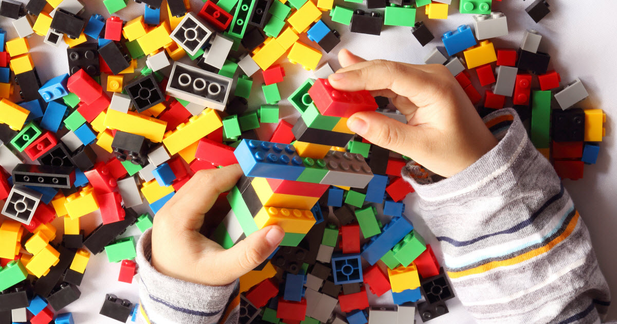 En manchettes: Blocs non genrés – Contrôle parental – Jeu des bébés – Mythes sur la fumée secondaire