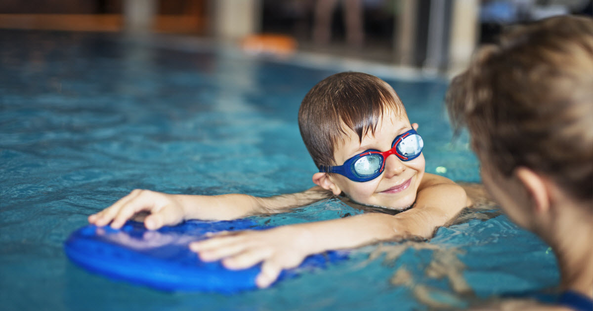 En manchettes: Apprendre à nager – Repas et apprentissages – Initiatives pour les parents