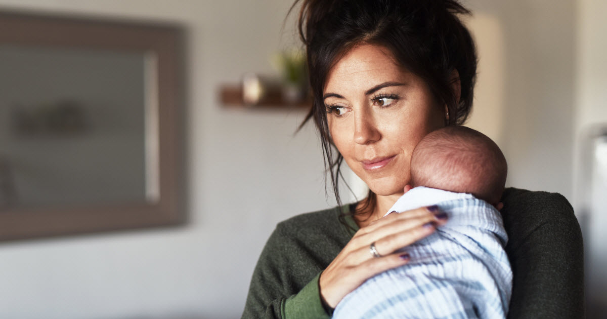 En manchettes: Congé parental – Réinfection à la COVID-19 – Parents contrôlants – Ressources