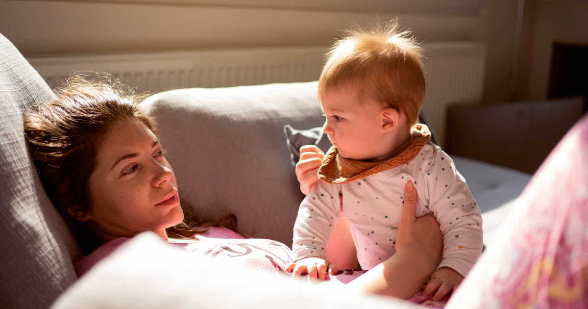 En manchettes: Manque de sommeil – Adoption – Défaites sportives – Sécurité de bébé