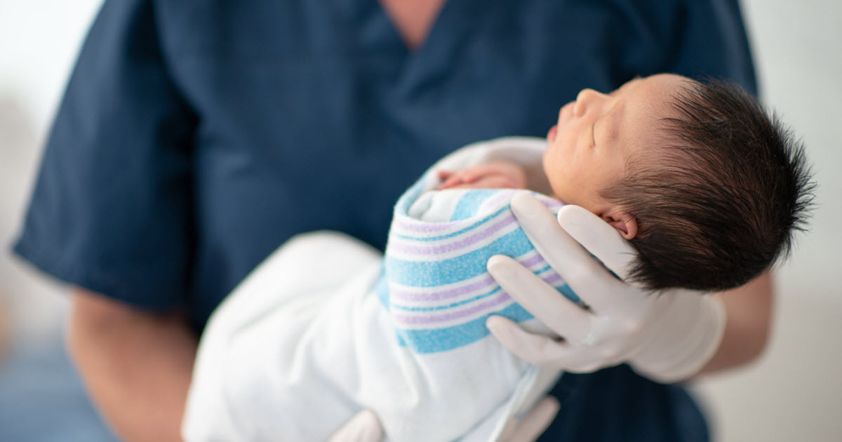 En manchettes: Naissances au Québec – Cerveau des mamans – Porte-bébés – Balado Histoires de pères