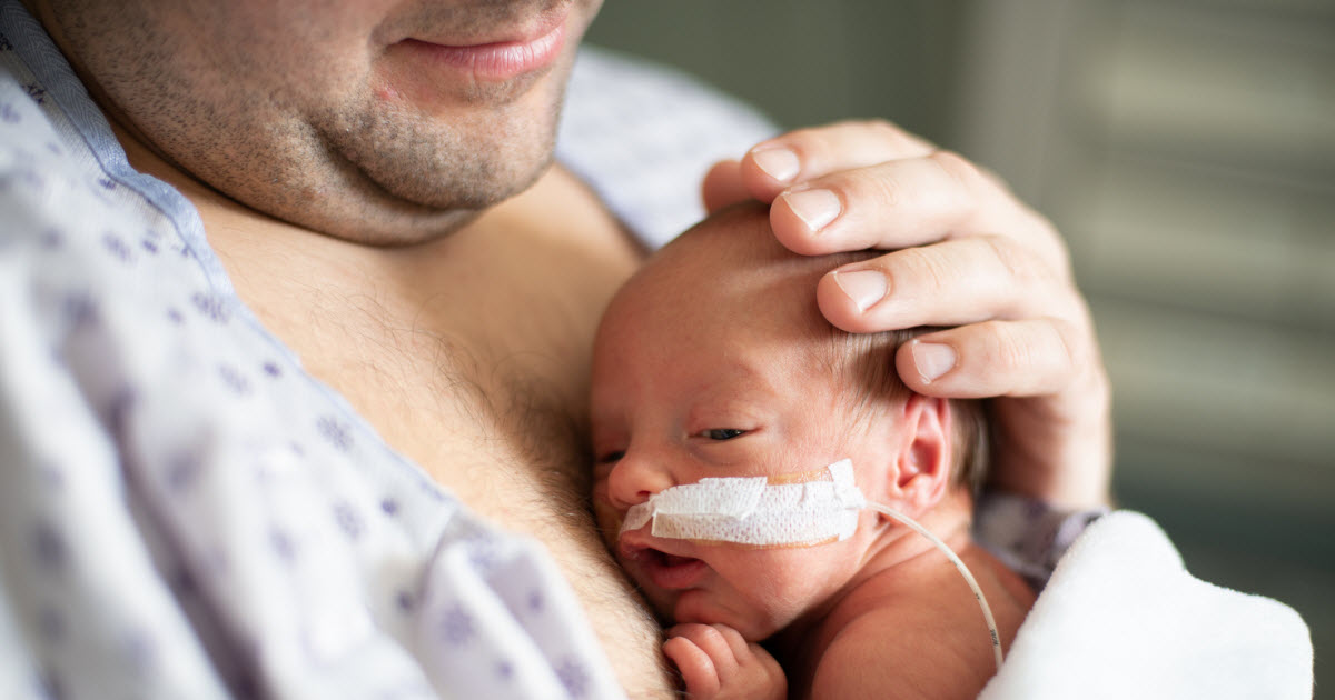 En manchettes: Peau à peau entre papa et bébé – Bien réagir aux petits bobos – S’exercer à écrire